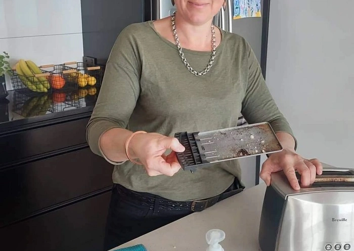 how to clean a toaster 5